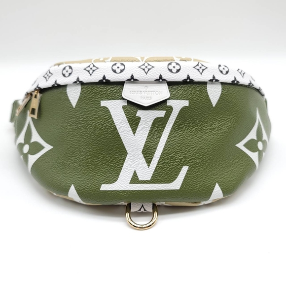 New Kept Unused LV Bumbag Monogram Giant 2019 - Picture 2 of 14